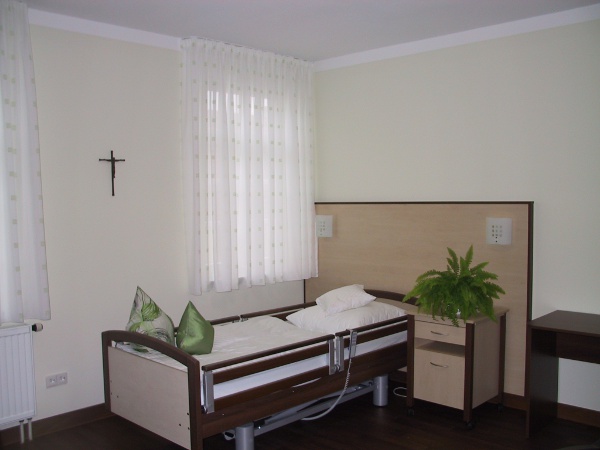 Blick in das Hospizzimmer: Pflegebett am Fenster