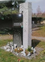 Vom Winde verweht. Engelskinderandacht an der Stele.